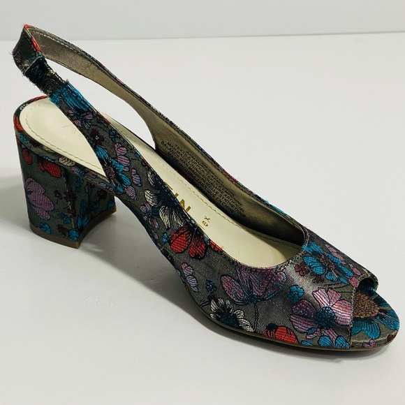 ANNE KLEIN Grey Metallic Cloth Floral Print Peep Toe Sling Back Pumps - Size 6 - Picture 10 of 14